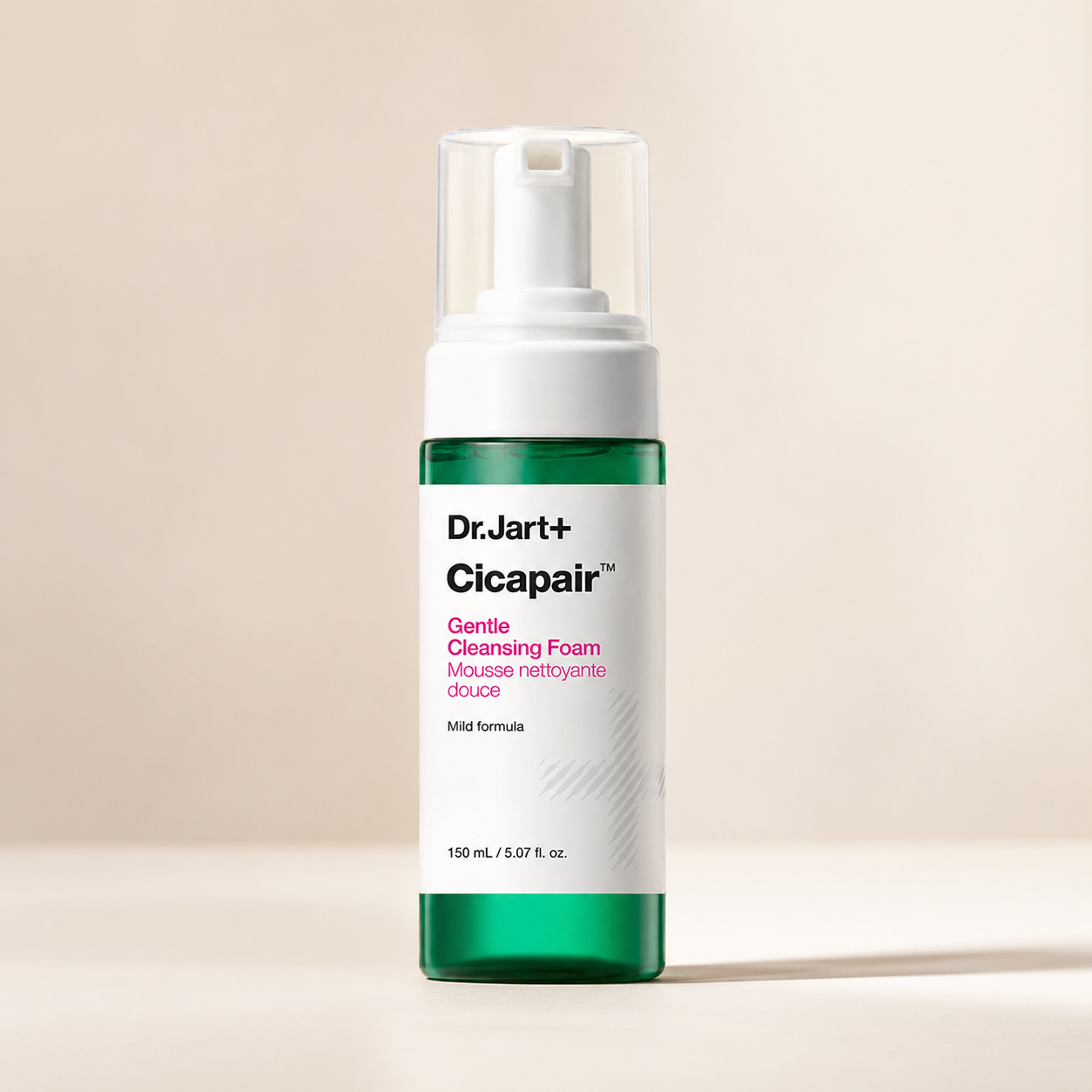 Cicapair Gentle Cleansing Foam 150ml von Dr.Jart+ auf hellem Hintergrund für die sanfte Reinigung empfindlicher Haut bei Beauty Skin Solution in Baar und Zug.