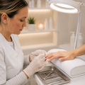 Professionelle Express Maniküre ohne Lack in moderner Schweizer Beauty-Klinik mit hygienischer Nagelpflege, präziser Handbehandlung und minimalistischer Premium-Atmosphäre.