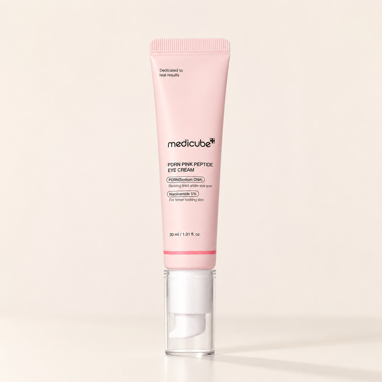 PDRN Pink Peptide Eye Cream 30ml von Medicube auf hellem Hintergrund für die Pflege der Augenpartie bei Beauty Skin Solution in Baar und Zug.