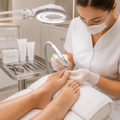 Professionelle medizinische Pediküre mit Mavex ohne Lack in moderner Schweizer Podologie-Klinik mit präziser Nagelbehandlung, hygienischer Atmosphäre und klinischer Beleuchtung.