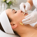 Professionelle Mesotherapie Gesichtsbehandlung in Baar. Gezielte Hautverjüngung mit präziser Wirkstoffanwendung für ein frisches und strahlendes Hautbild.