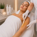 Professionelles Sugaring der Arme in Baar mit sanfter Zuckerpaste zur gründlichen und hautschonenden Haarentfernung für langanhaltend glatte Haut.
