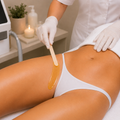 Professionelles Sugaring der Bikini-Zone in Baar mit hautschonender Zuckerpaste für eine präzise und langanhaltende Haarentfernung im sensiblen Intimbereich.