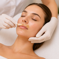 Professionelles Sugaring der Oberlippe in Baar mit sanfter Zuckerpaste zur präzisen und hautschonenden Entfernung feiner Gesichtshaare.