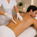 Professionelles Sugaring des Rückens in Baar mit hautschonender Zuckerpaste zur gründlichen Entfernung von Rückenhaaren für ein gepflegtes und glattes Hautbild.