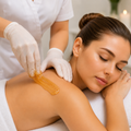 Professionelles Sugaring der Schultern in Baar mit sanfter Zuckerpaste für eine effektive und hautschonende Haarentfernung.