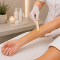 Professionelles Sugaring der Unterarme in Baar mit sanfter Zuckerpaste zur gründlichen und hautschonenden Haarentfernung für langanhaltend glatte Haut.